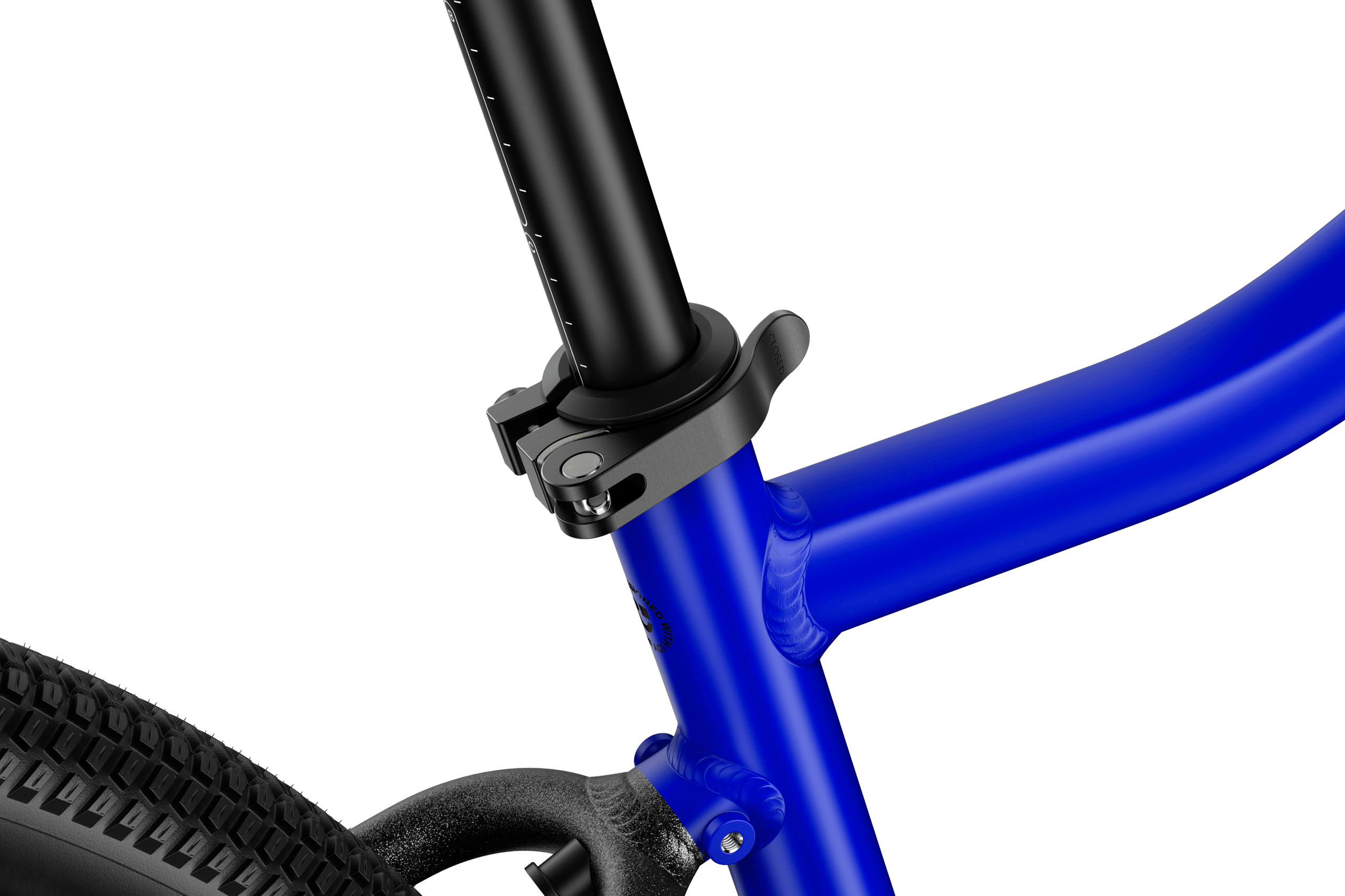 Detaljeret billede af den sorte sadelklampe med quick-release spændebånd på en woom EXPLORE 4 børnecykel.