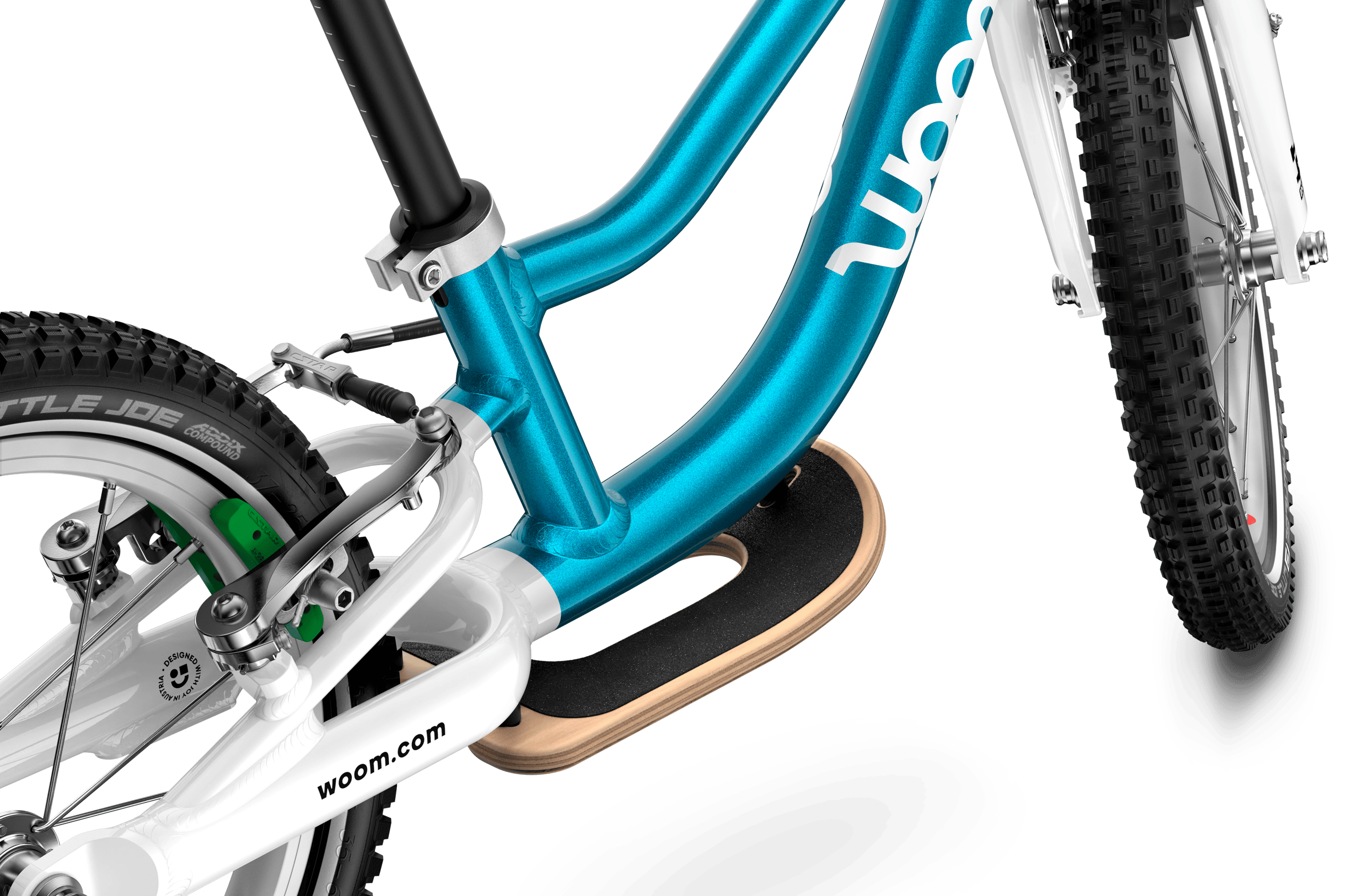 Detailansicht des vormontierten Holz-Trittbretts am Laufrad woom GO 1 PLUS