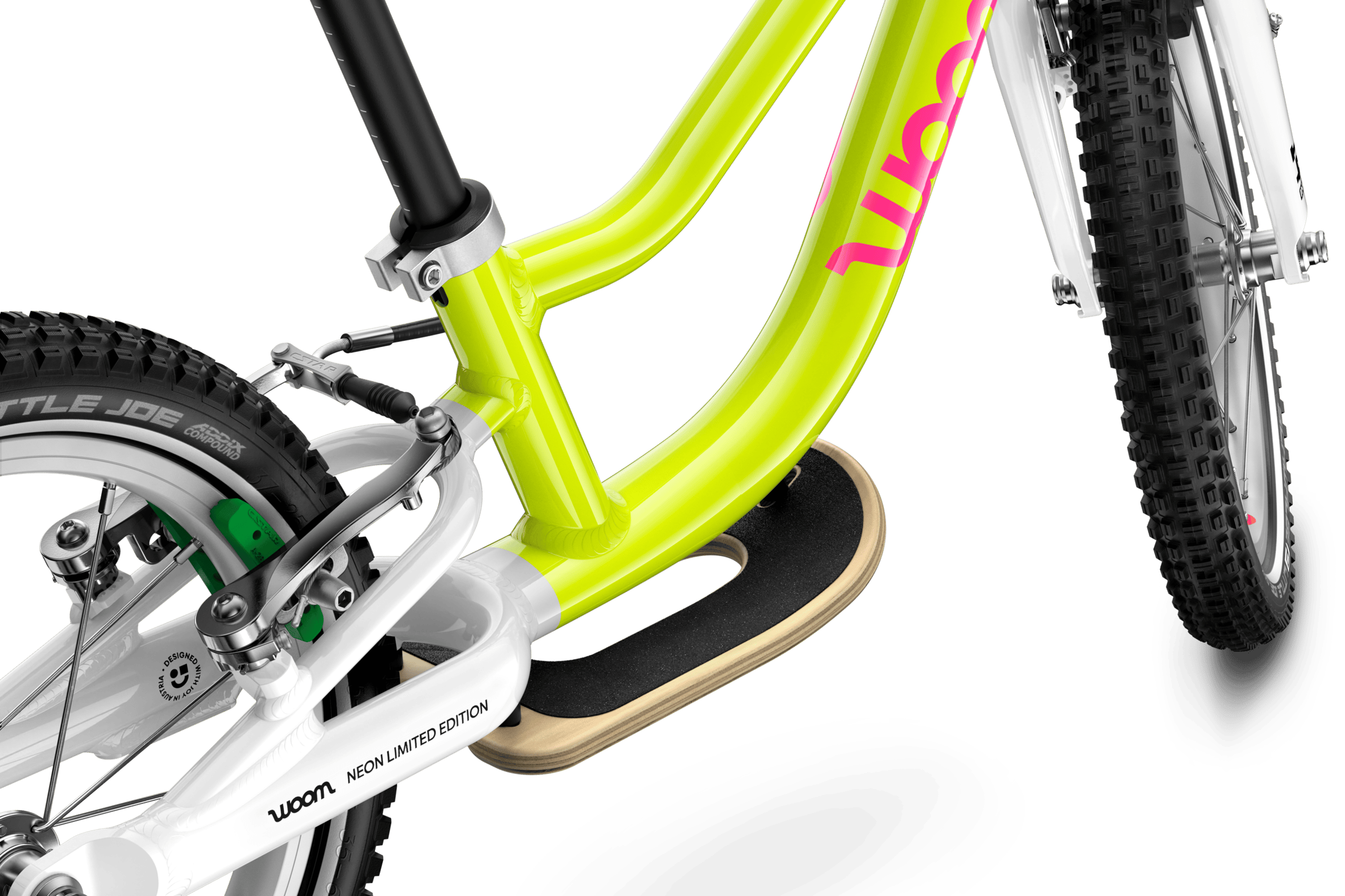 Detailaanzicht van de voorgemonteerde houten voetsteun op de woom GO 1 PLUS-loopfiets