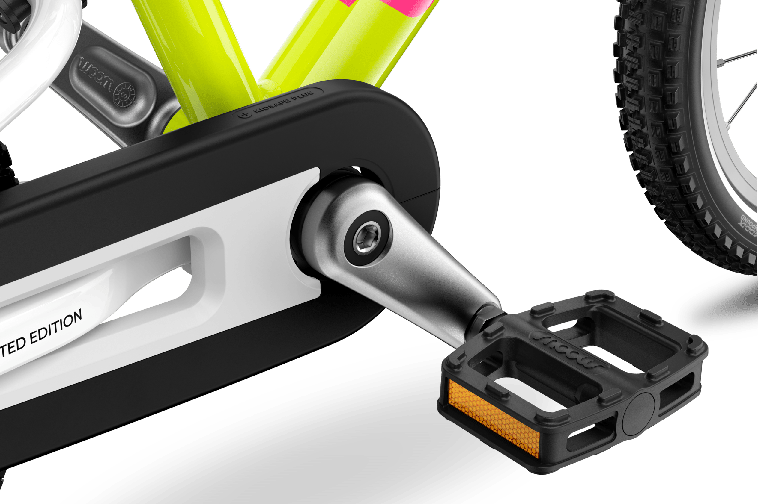 Detailed view of the cranks, pedals and chainguard on the woom GO 3 AUTOMAGIC children's bike