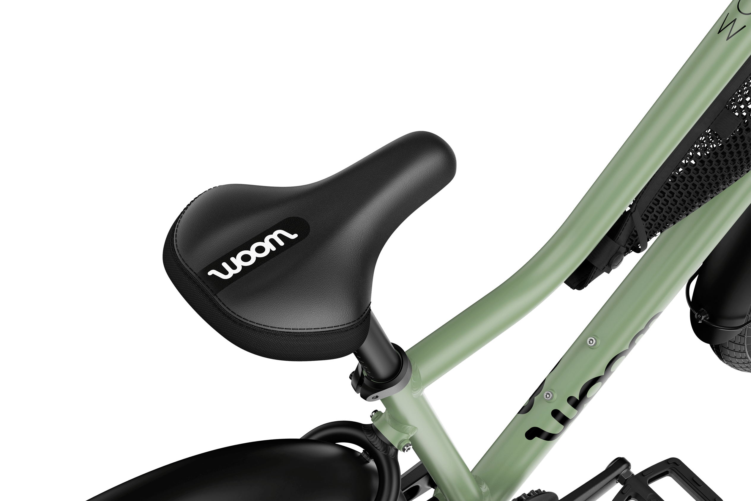 Schwarzer Sattel mit weißem woom Logo, montiert auf dem Kinderfahrrad woom NOW in Grün