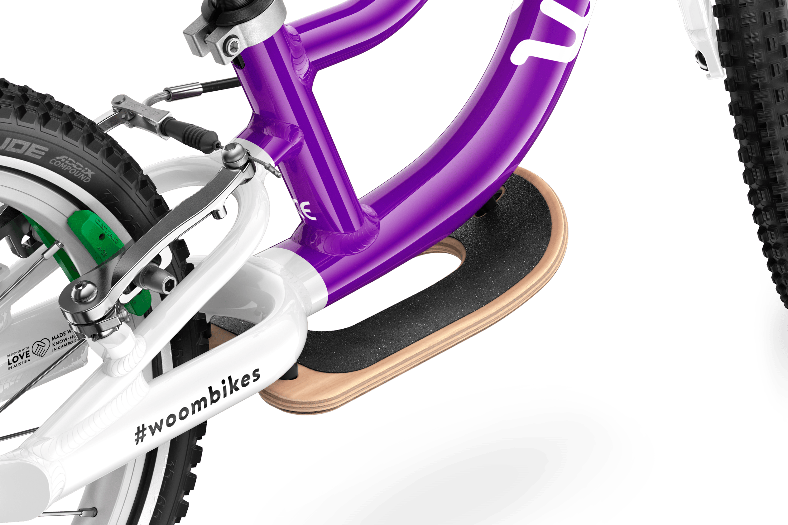 Detailed view of the pre-fitted wooden footrest on the woom ORIGINAL 1 PLUS balance bike.