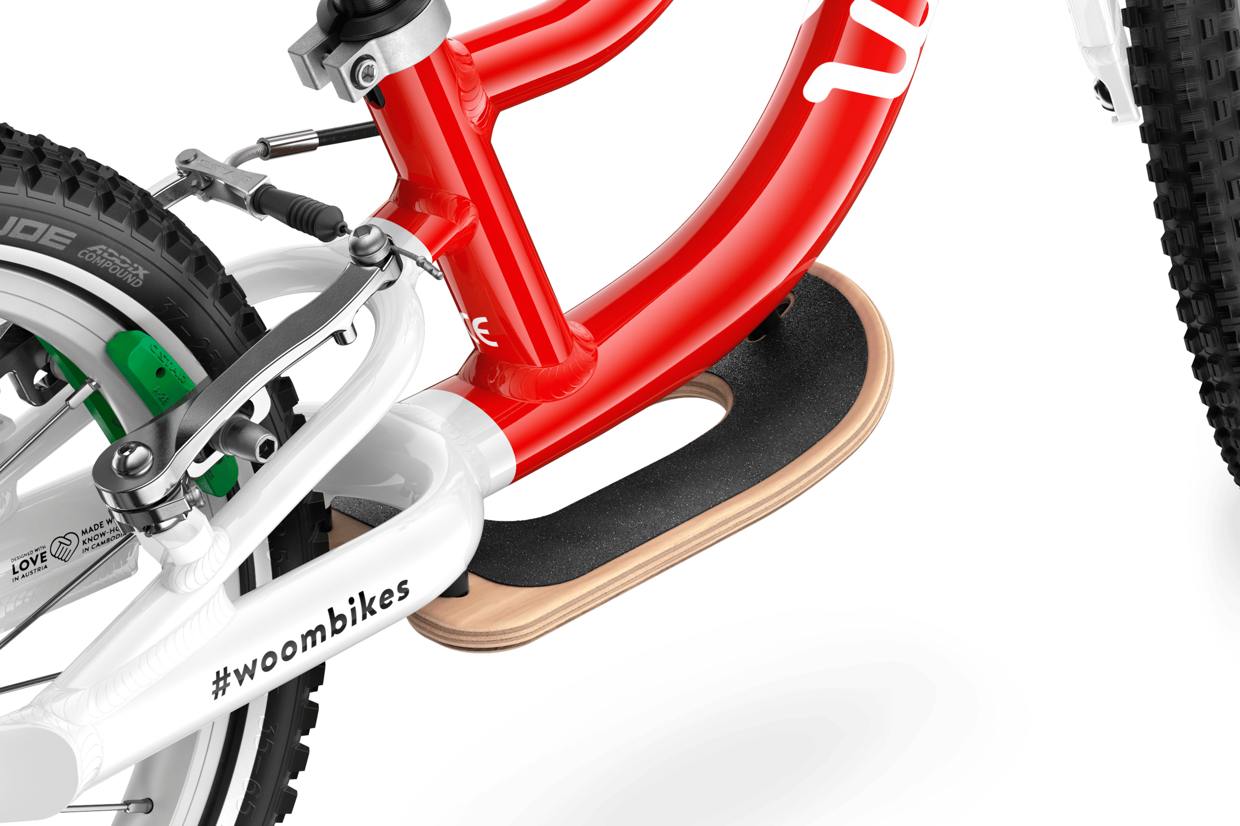 Detailed view of the pre-fitted wooden footrest on the woom ORIGINAL 1 PLUS balance bike.
