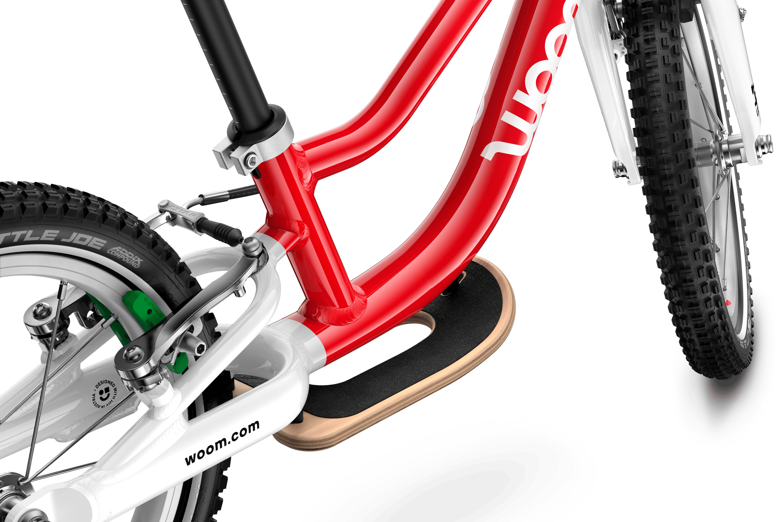 Detailed view of the pre-fitted wooden footrest on the woom GO 1 PLUS balance bike