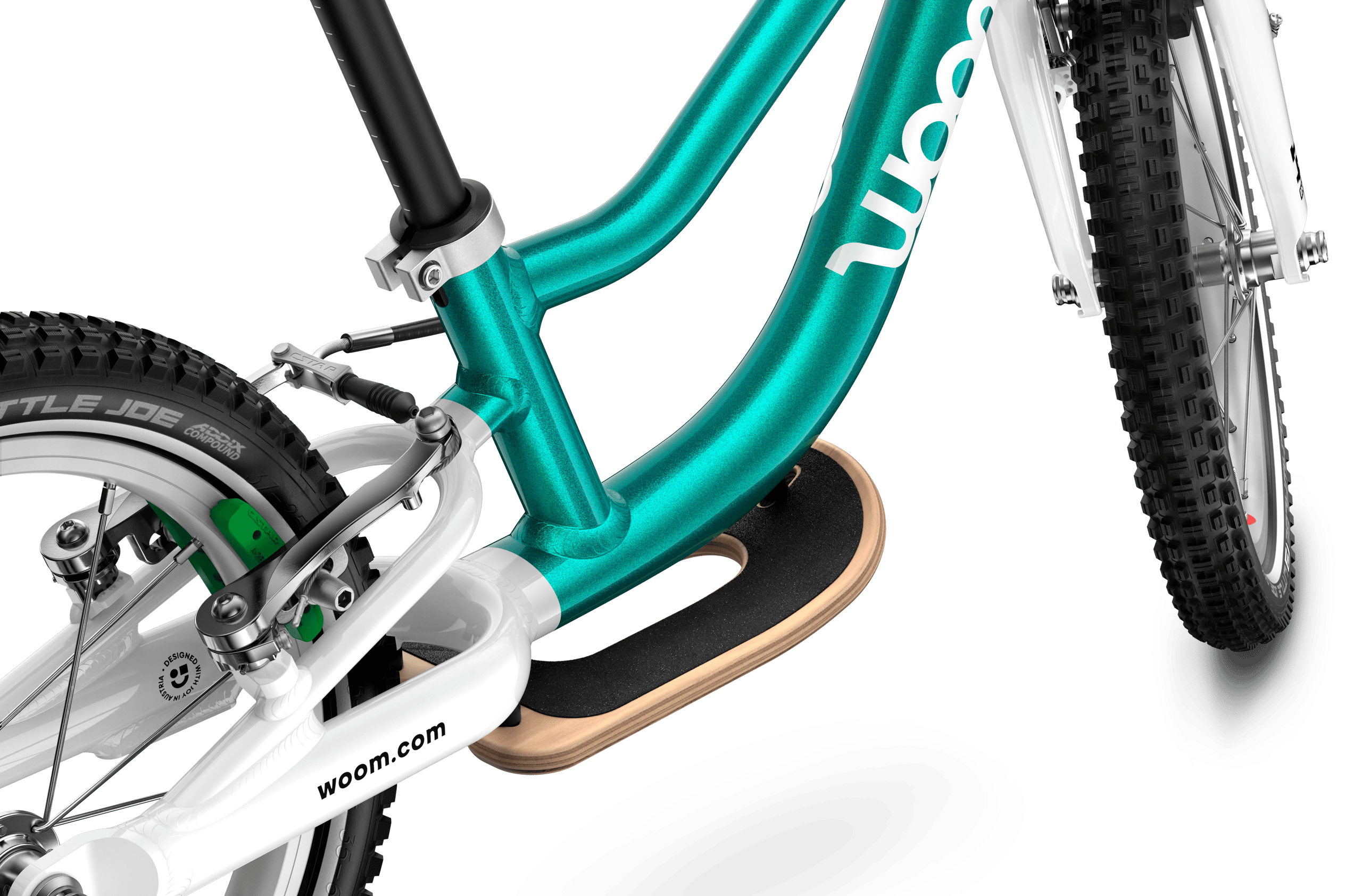 Detailaanzicht van de voorgemonteerde houten voetsteun op de woom GO 1 PLUS-loopfiets