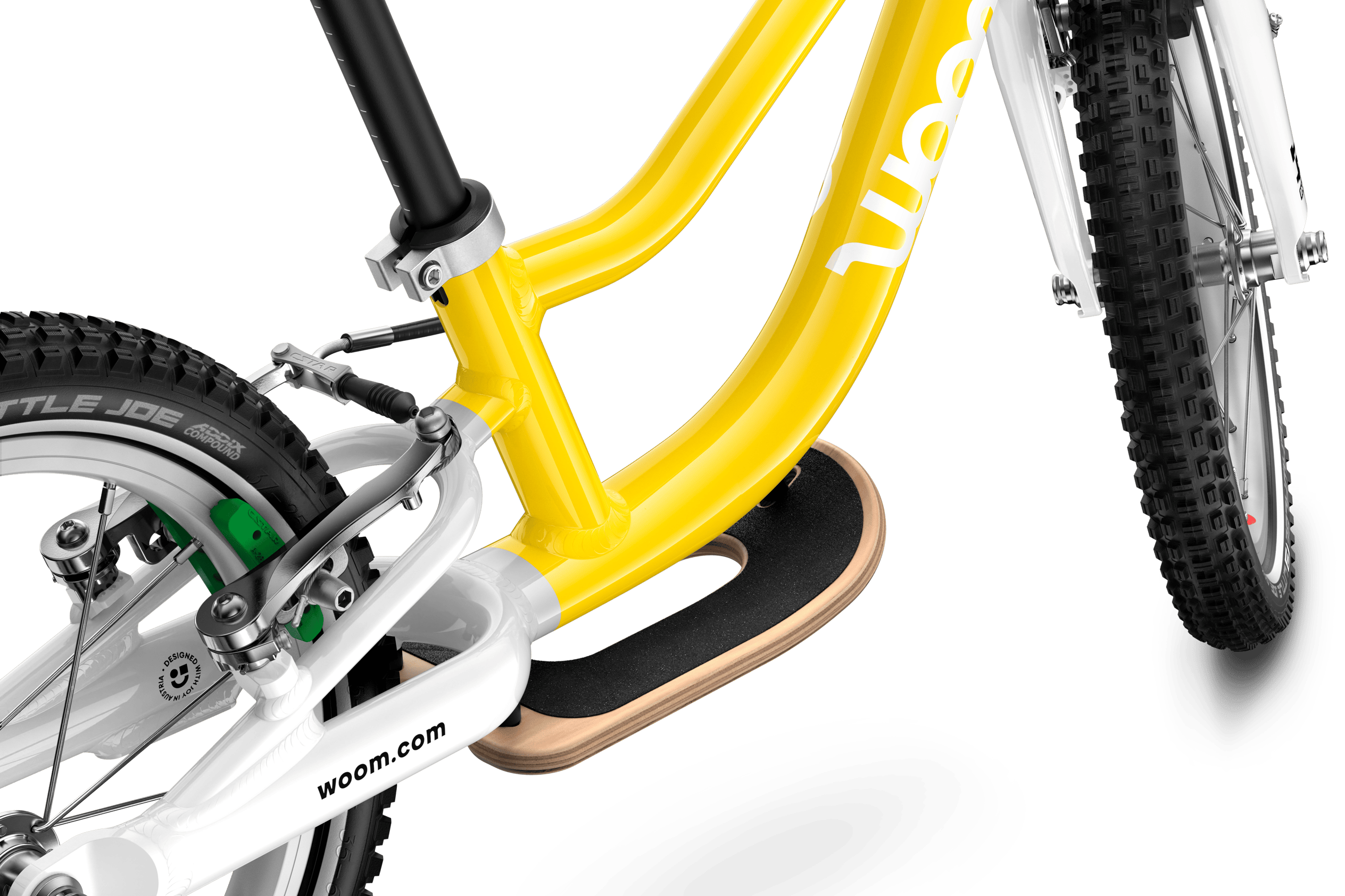 Detailed view of the pre-fitted wooden footrest on the woom GO 1 PLUS balance bike