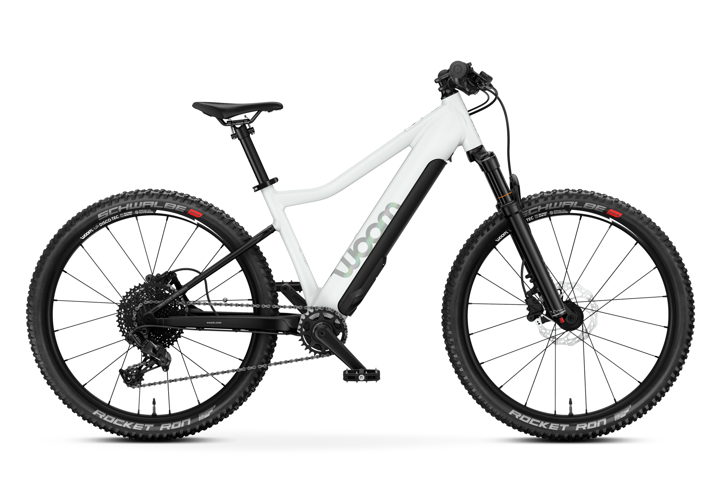 Seitliche Frontansicht des woom UP 5 E-Mountainbikes für Kinder ab sieben Jahren in der Farbe cirrus cloud.