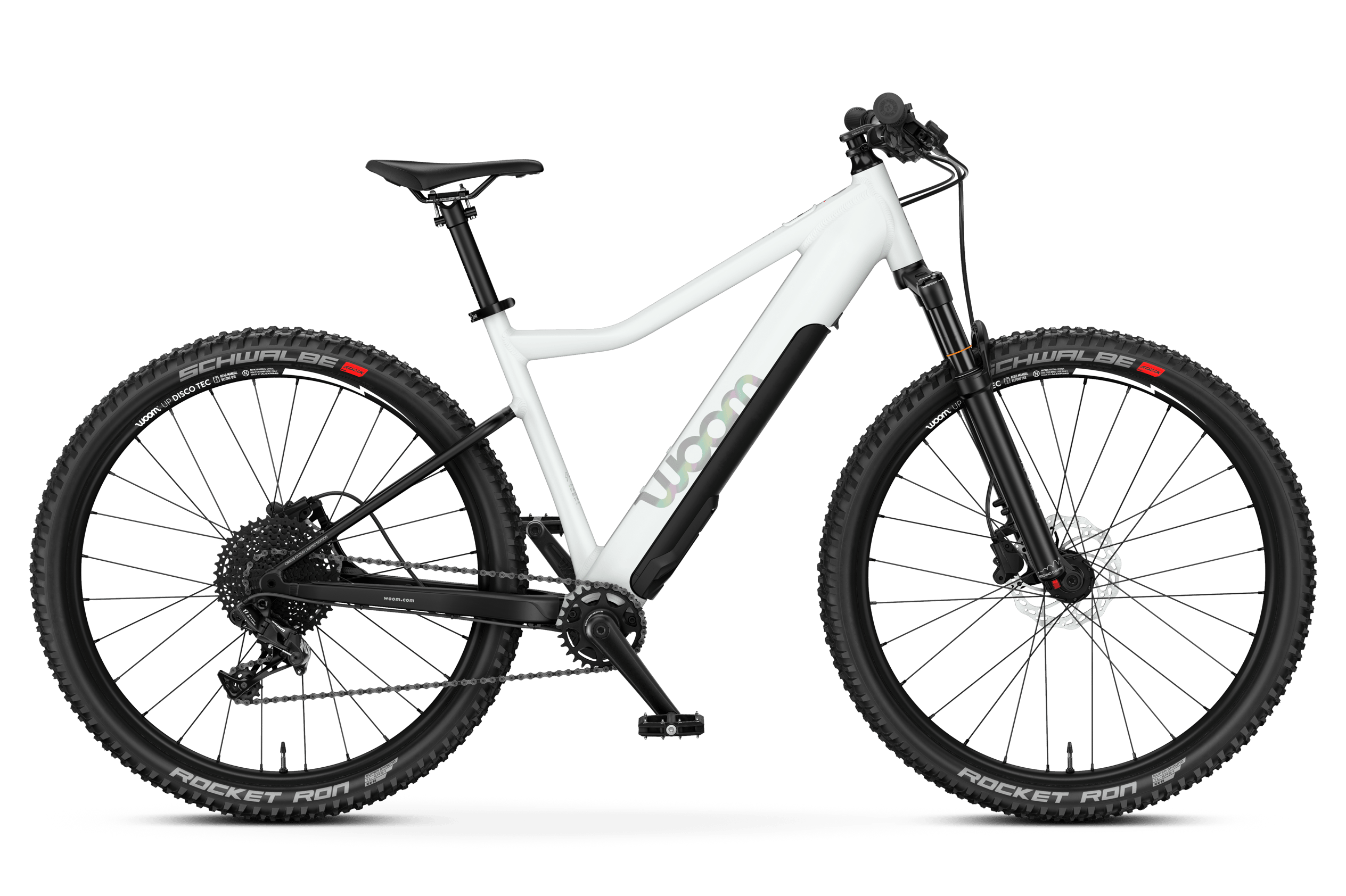 Seitliche Frontansicht des woom UP 6 E-Mountainbikes für Kinder ab zehn Jahren in der Farbe cirrus cloud.