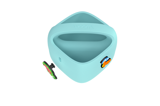 Lila woom POP Fahrradkorb und ein POP ON wird gerade seitlich in eine Öffnung gesteckt.