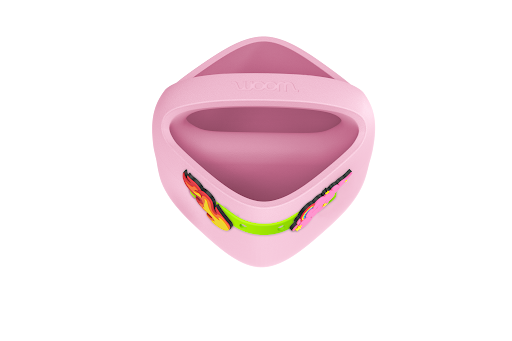 Lila woom POP Fahrradkorb mit neongrünen POP LOOPS Straps sowie bunten Flammen- und Wolken-POP ONS.