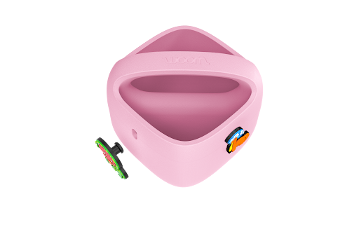 Lila woom POP Fahrradkorb und ein POP ON wird gerade seitlich in eine Öffnung gesteckt.