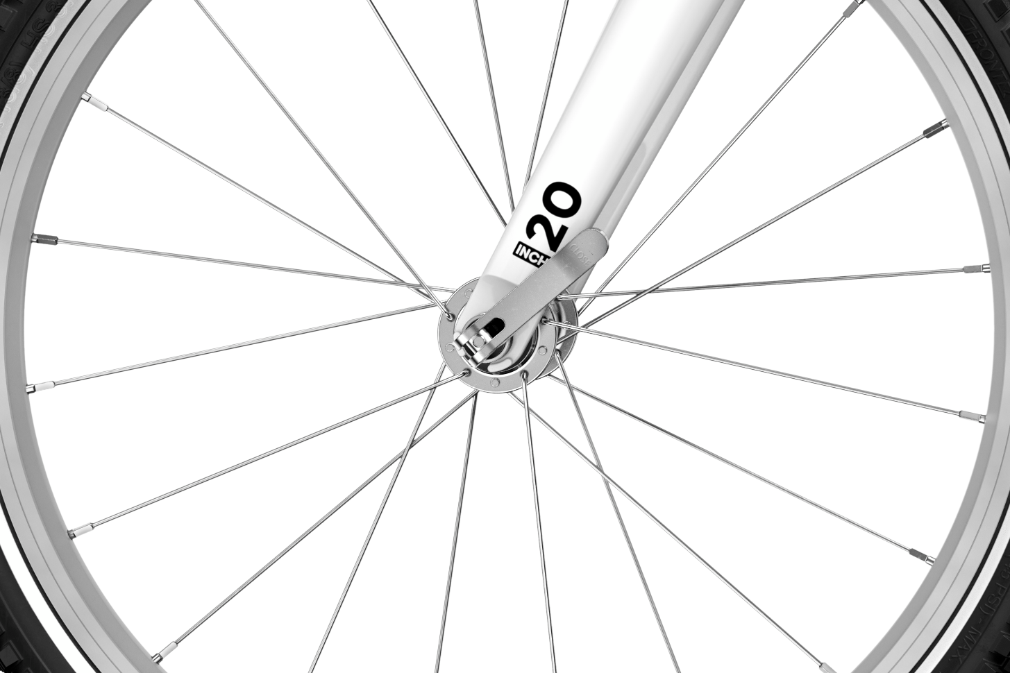 Zoom sur l’axe à serrage rapide de la roue avant du vélo enfant woom GO 4 de 20 pouces