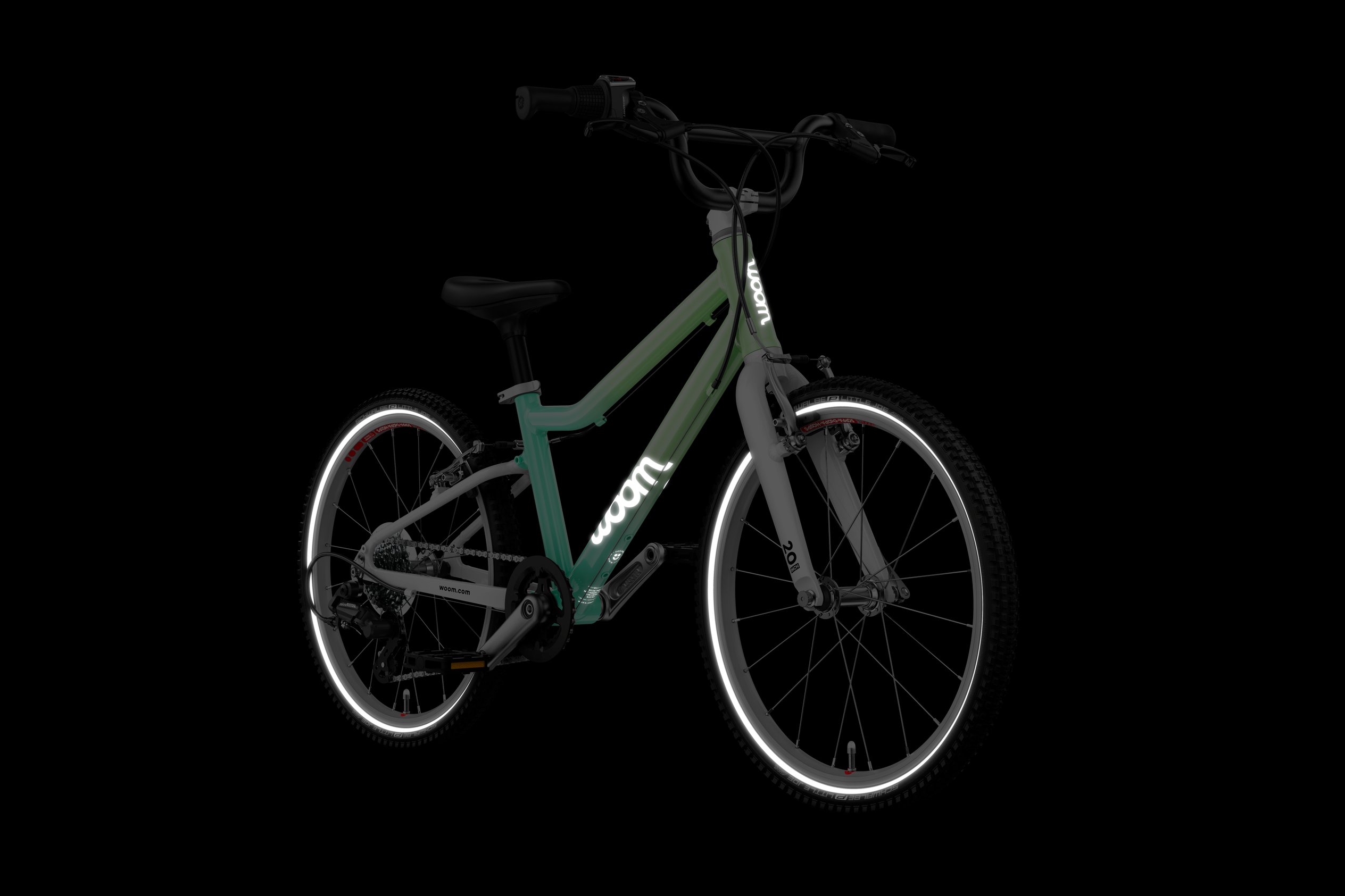 Zoom sur le pédalier et les pédales du vélo enfant woom GO 4
