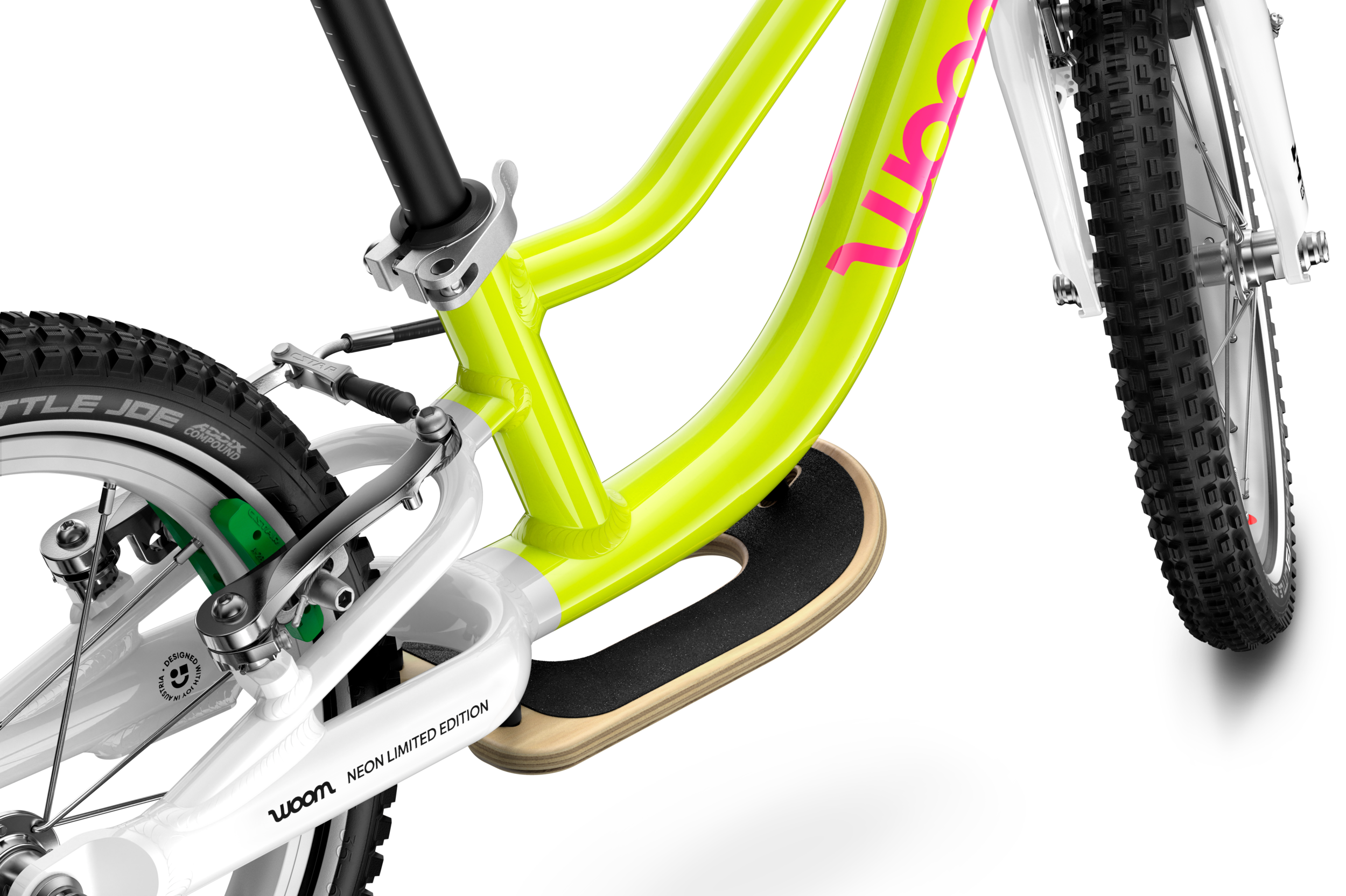 Detailed view of the pre-fitted wooden footrest on the woom GO 1 PLUS balance bike