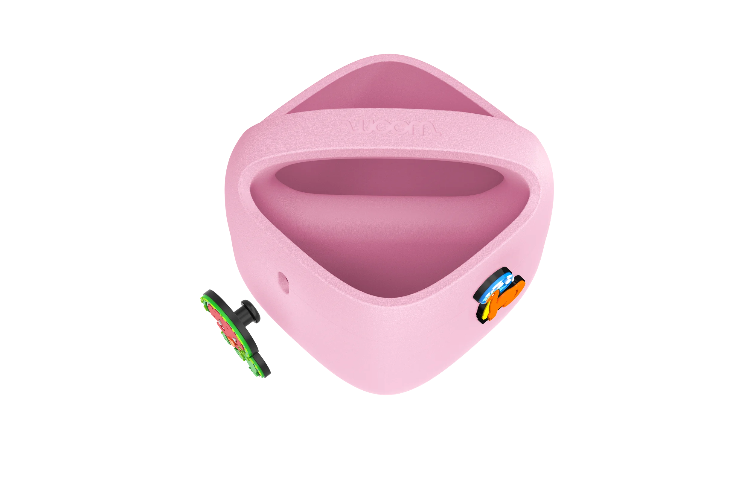 Panier de vélo woom POP violet. Un pin’s POP ON est en train d’être inséré latéralement dans une ouverture.