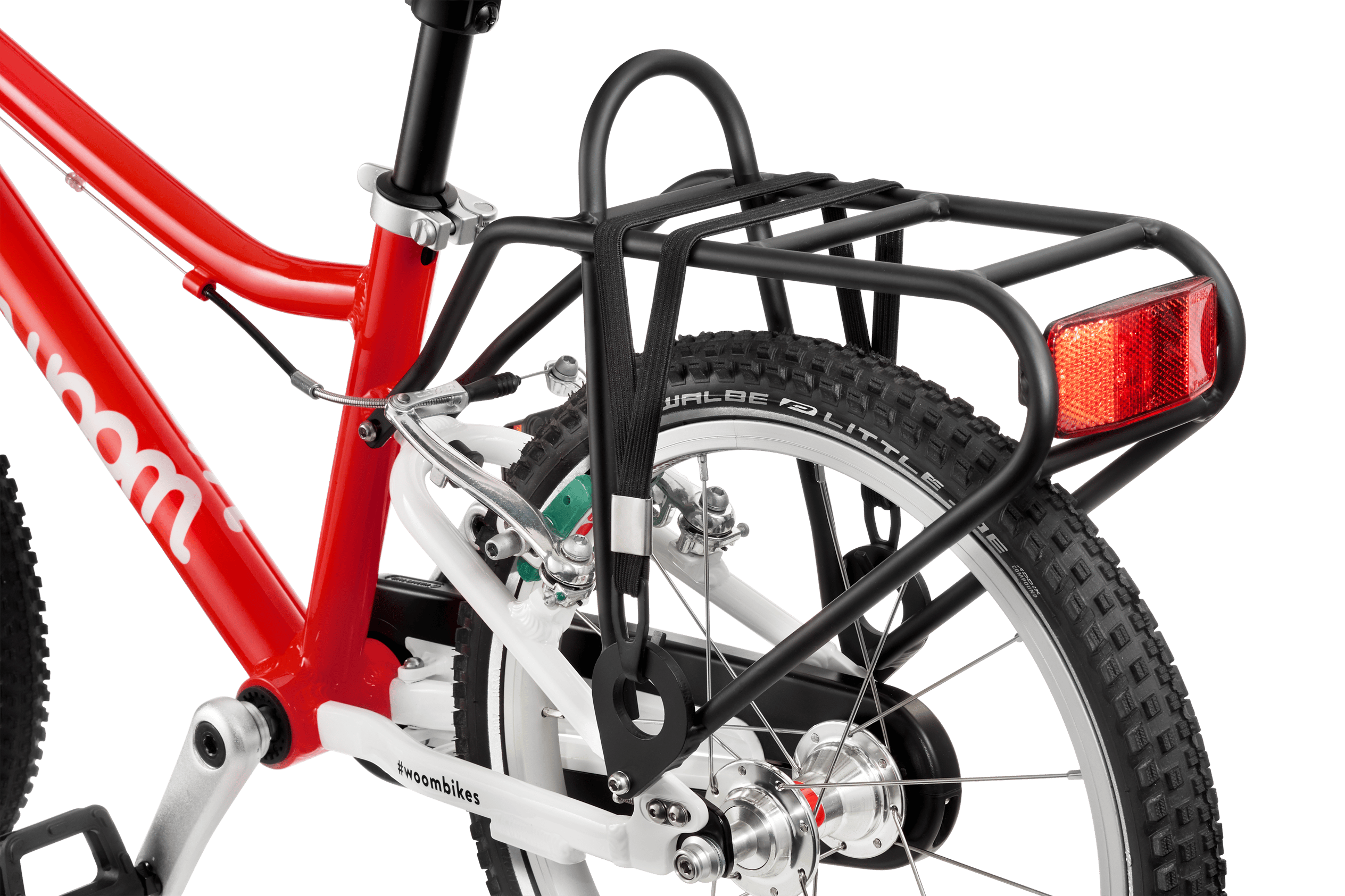 Porte-bagages PICK UP noir monté sur un vélo woom rouge.