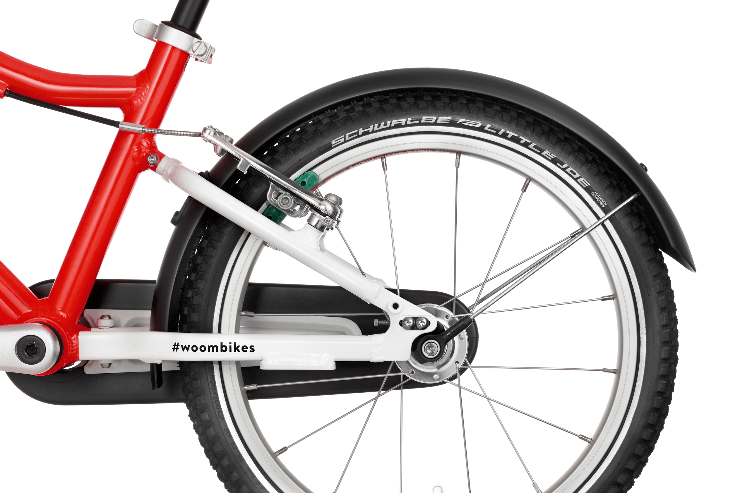 Garde-boue SNAP à clipser, monté sur la roue arrière d’un vélo pour enfant woom rouge.