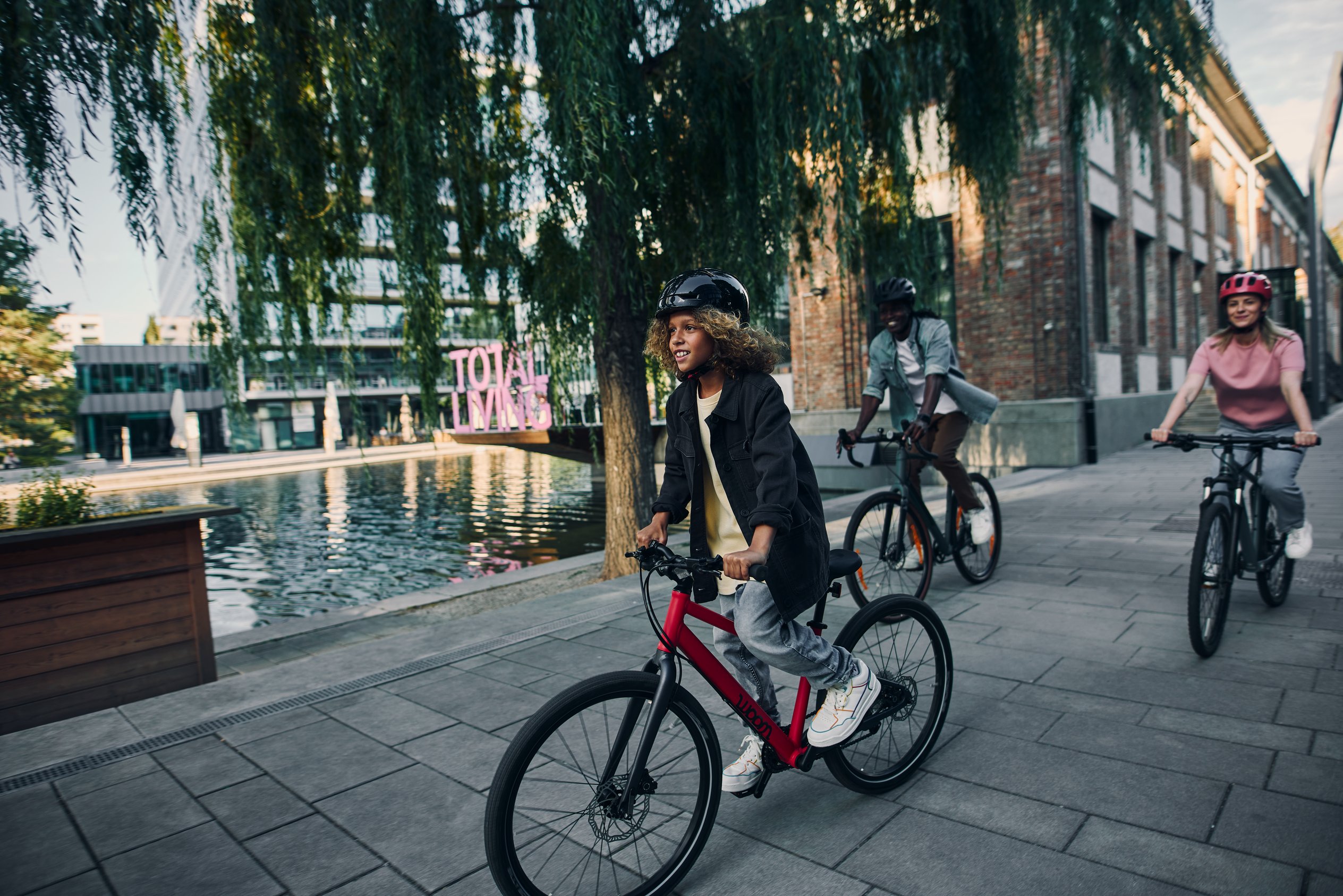 Le vélo enfant woom EXPLORE 6 en utilisation.