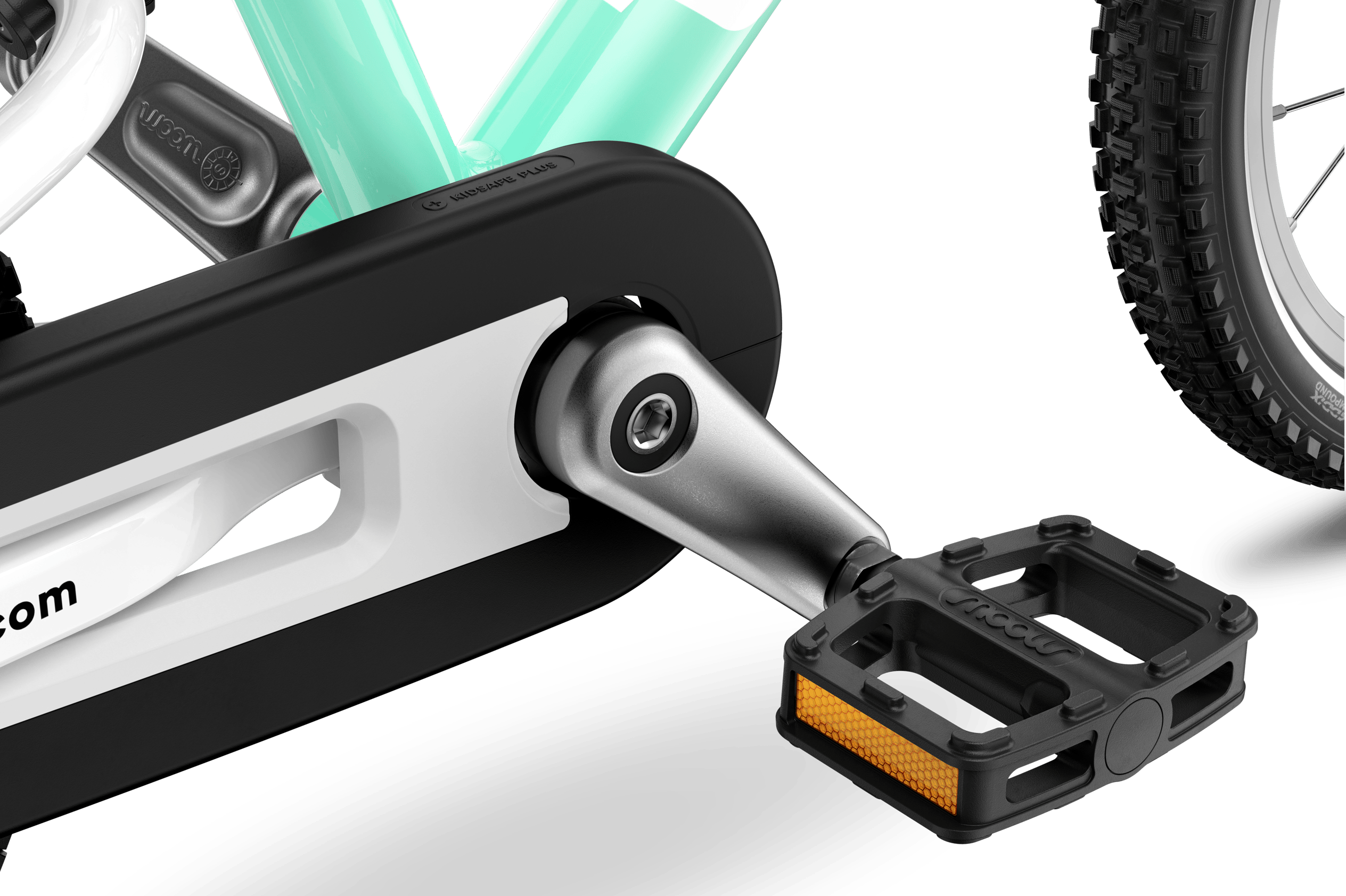 Detaljerad vy av pedal, vevparti och kedjelåda på barncykeln woom GO 2