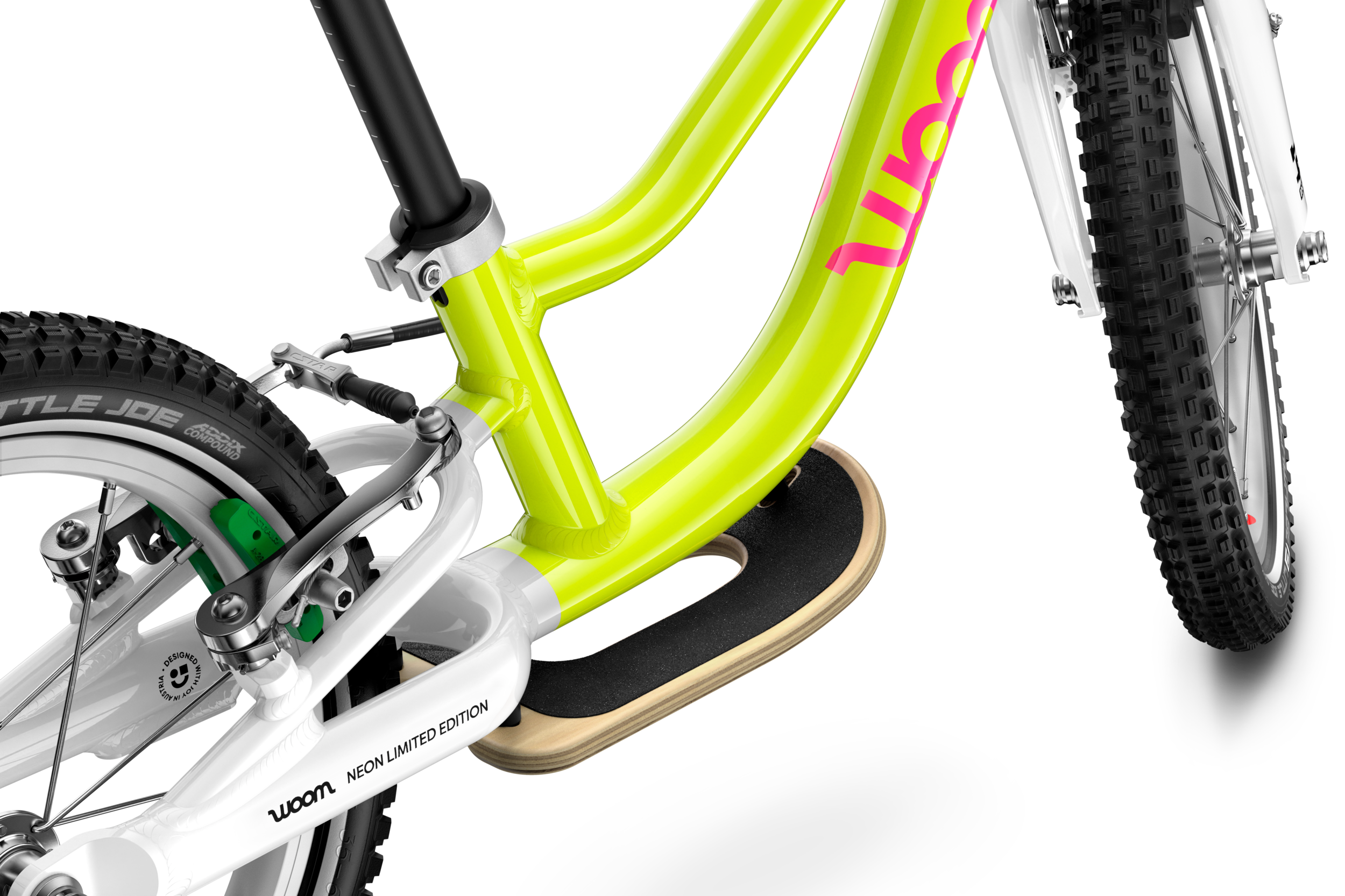 Detailaanzicht van de voorgemonteerde houten voetsteun op de woom GO 1 PLUS-loopfiets