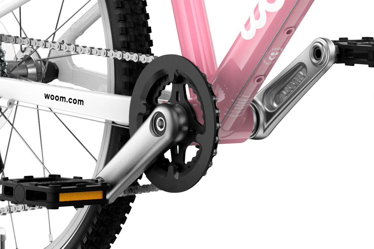 Zoom sur le pédalier et les pédales du vélo enfant woom GO 4