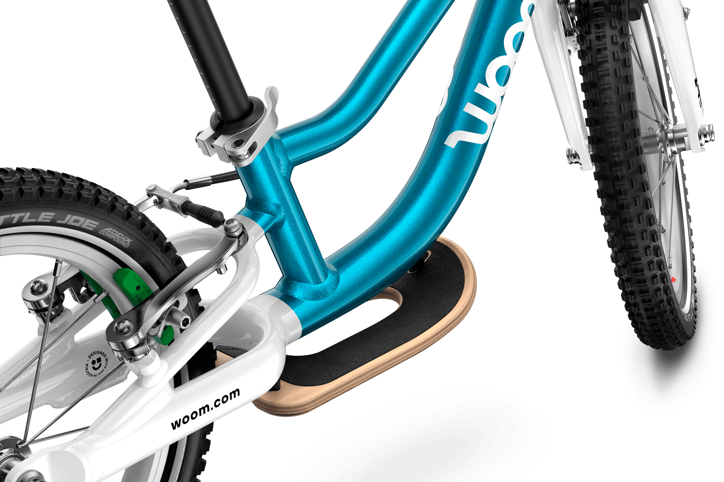 Detailed view of the pre-fitted wooden footrest on the woom GO 1 PLUS balance bike