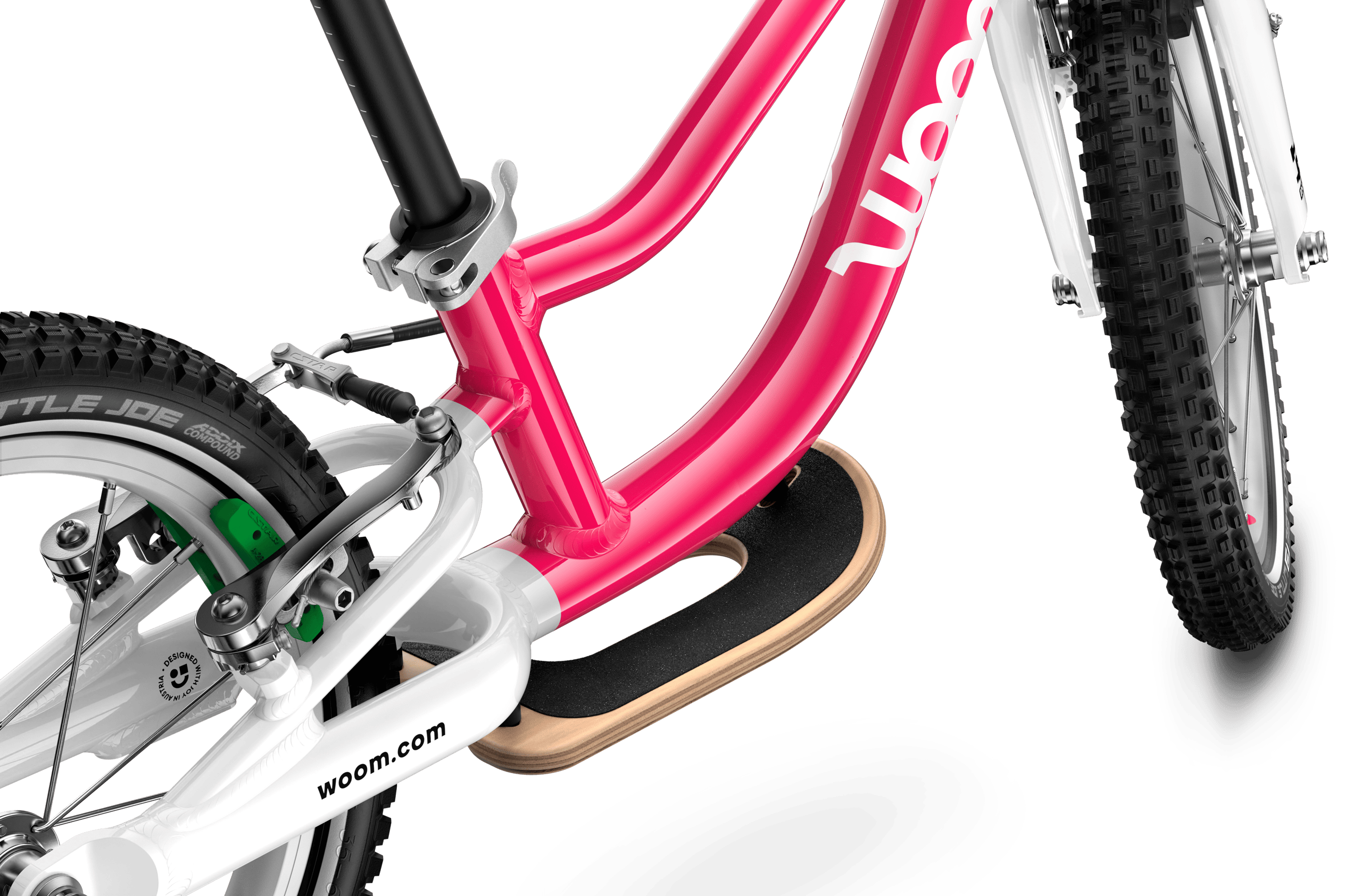 Detailed view of the pre-fitted wooden footrest on the woom GO 1 PLUS balance bike