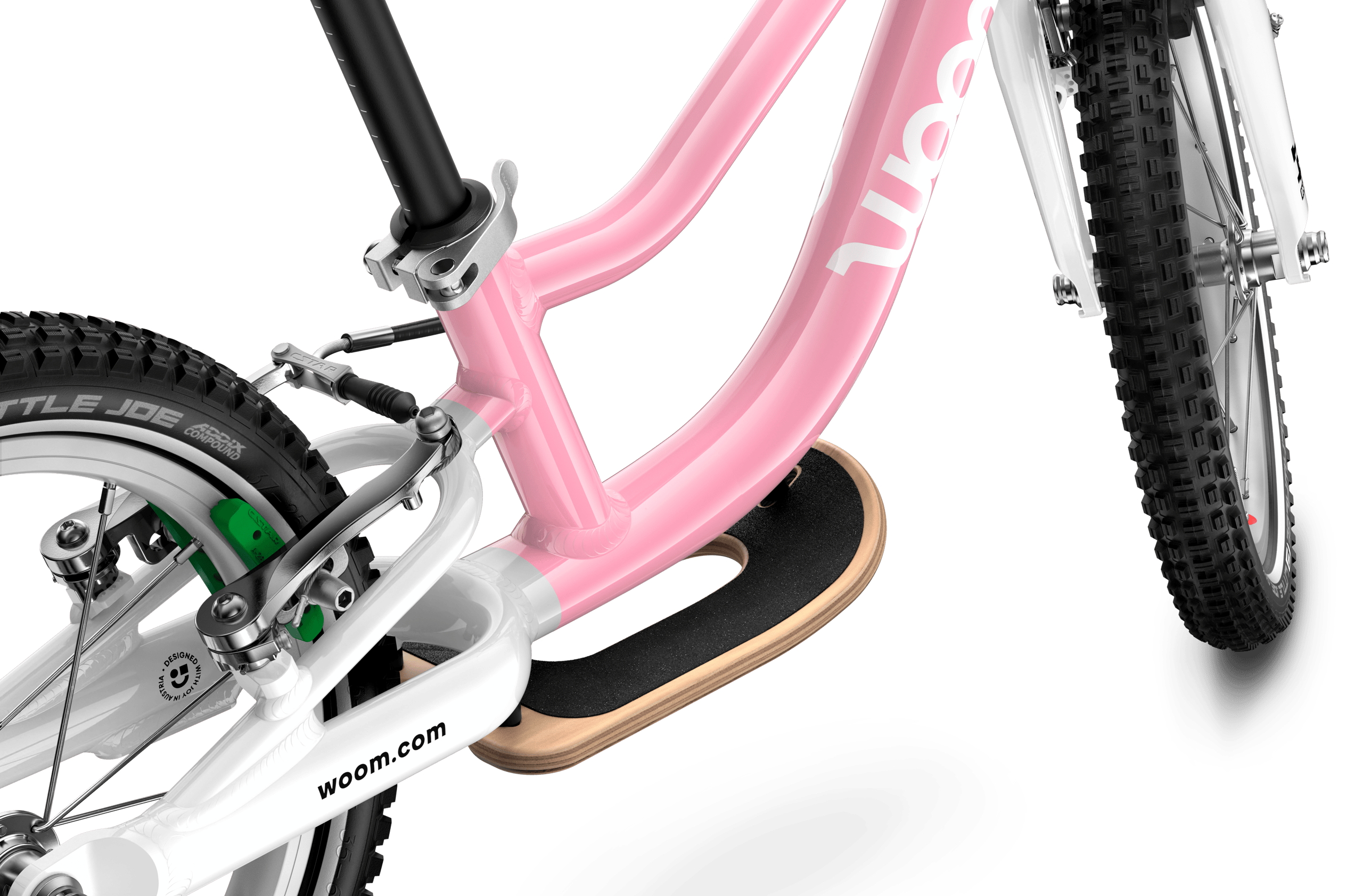 Detailed view of the pre-fitted wooden footrest on the woom GO 1 PLUS balance bike