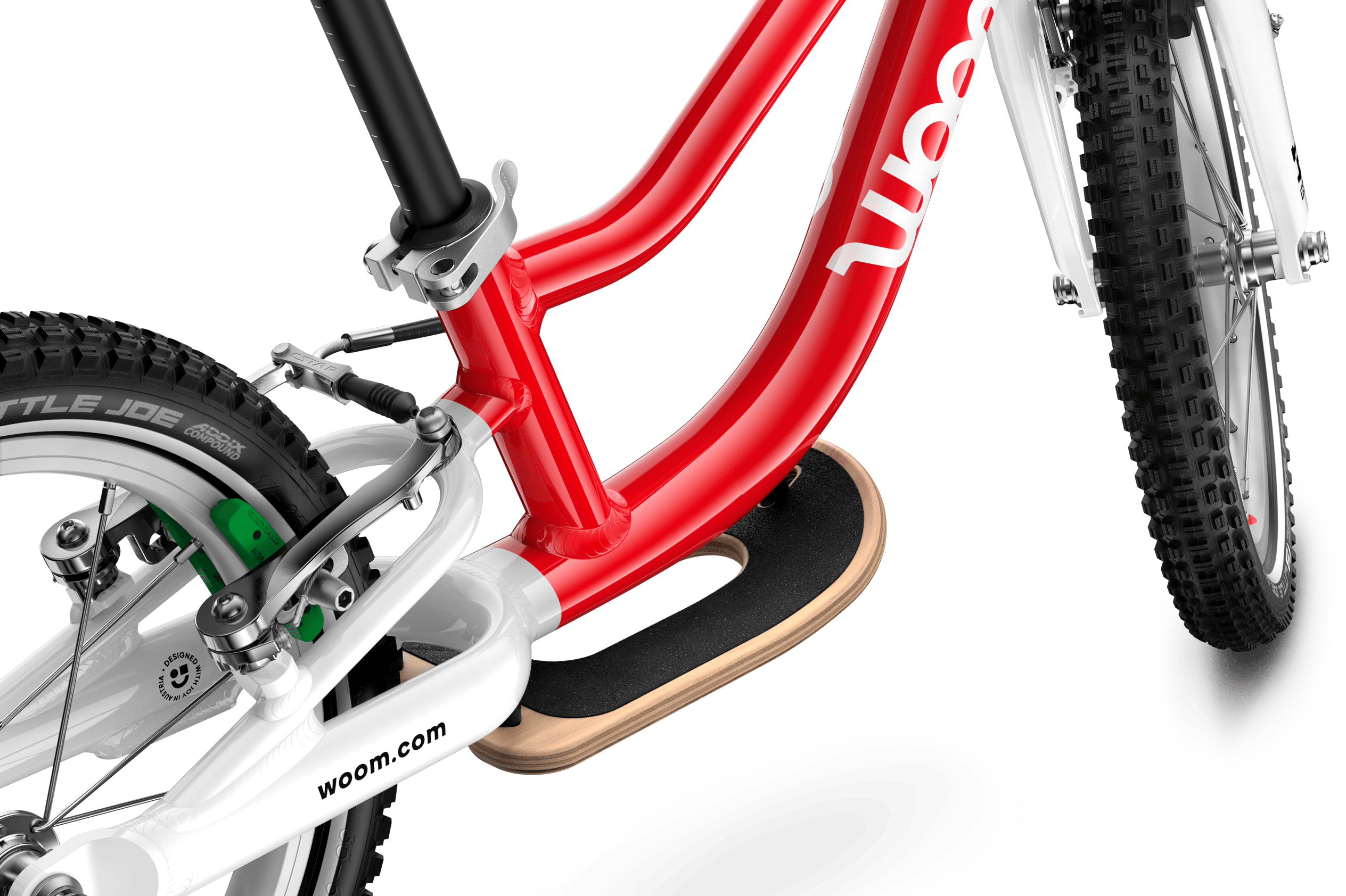Detailed view of the pre-fitted wooden footrest on the woom GO 1 PLUS balance bike