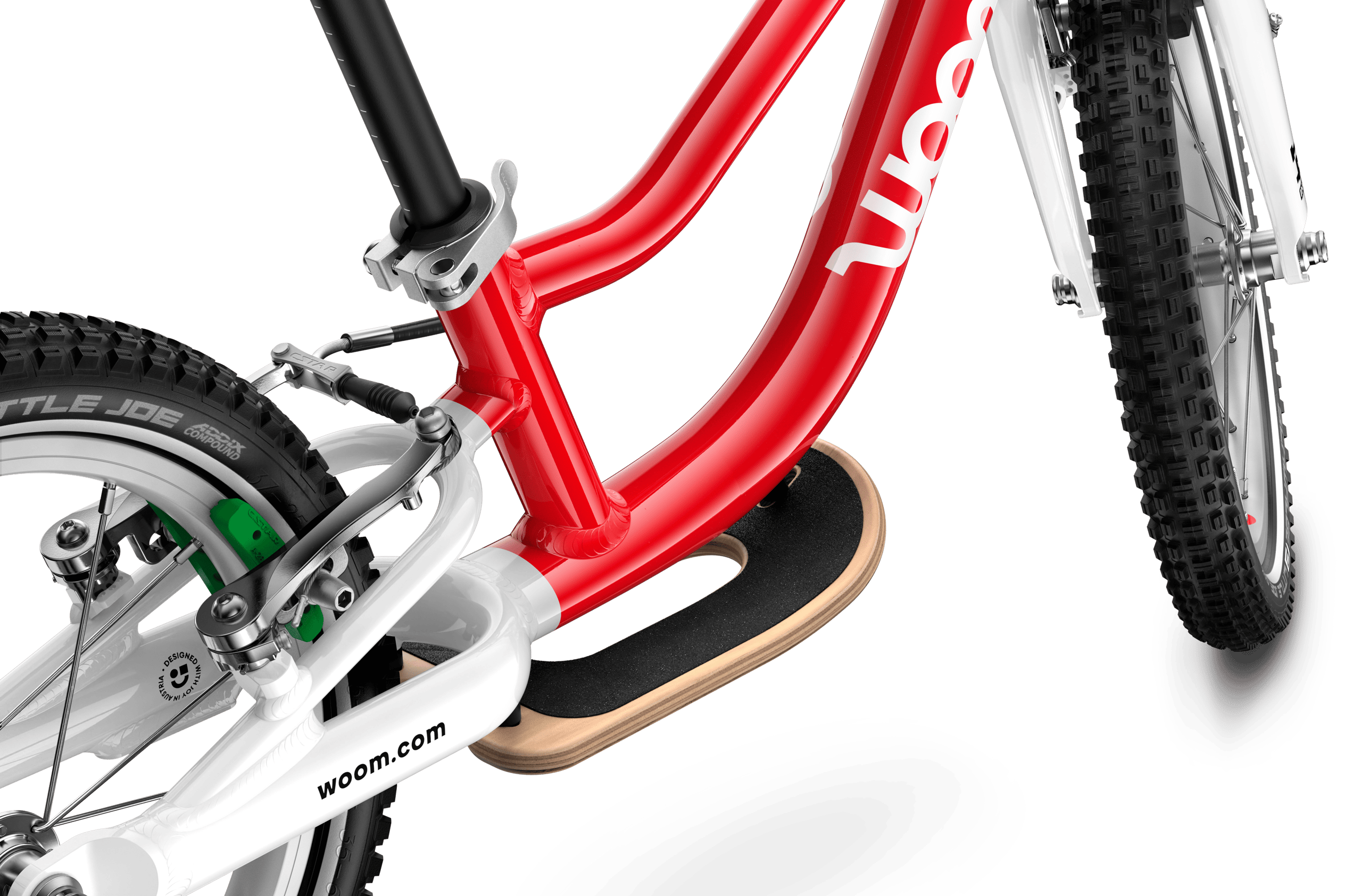 Detailed view of the pre-fitted wooden footrest on the woom GO 1 PLUS balance bike