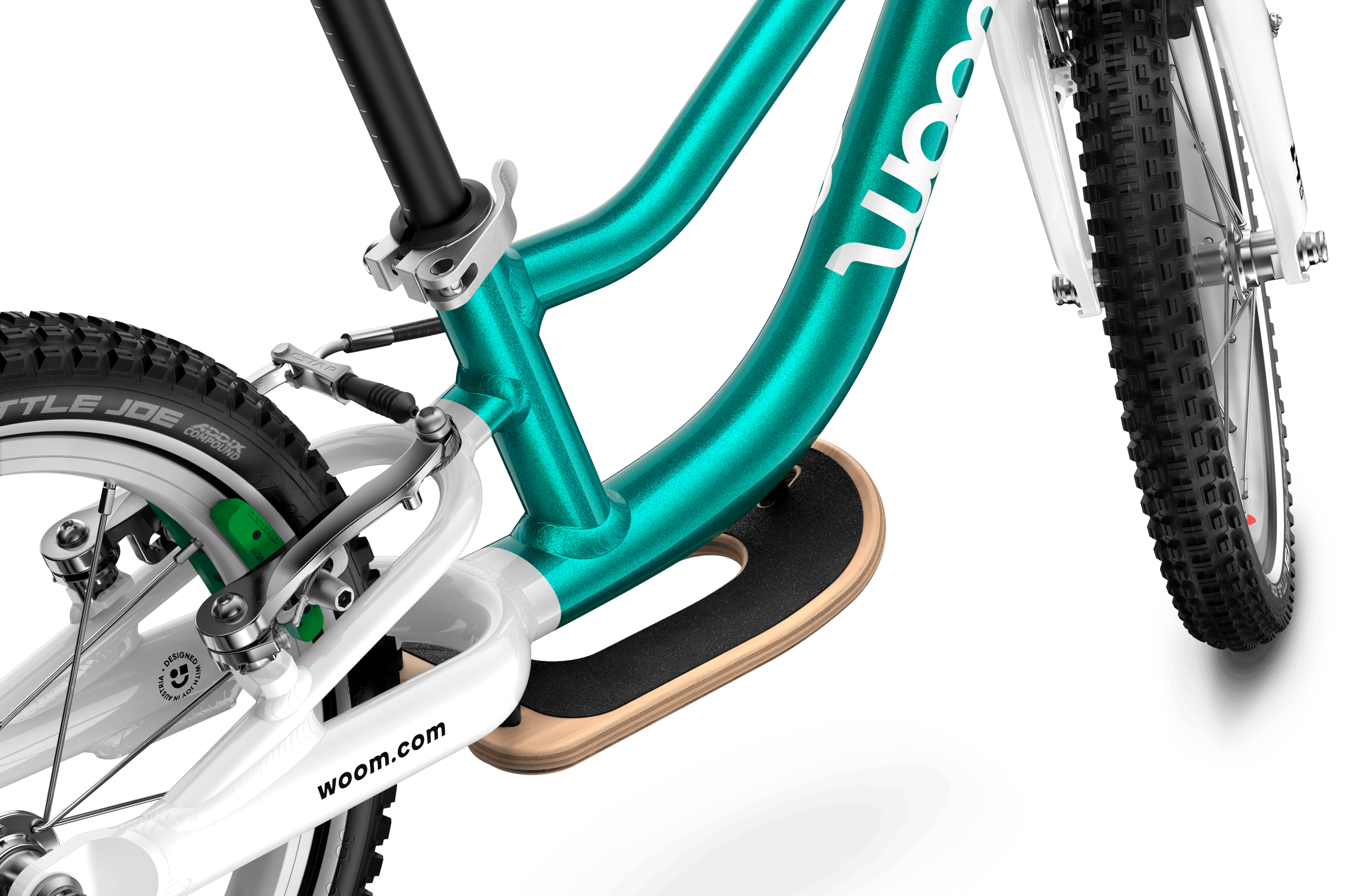 Detailed view of the pre-fitted wooden footrest on the woom GO 1 PLUS balance bike